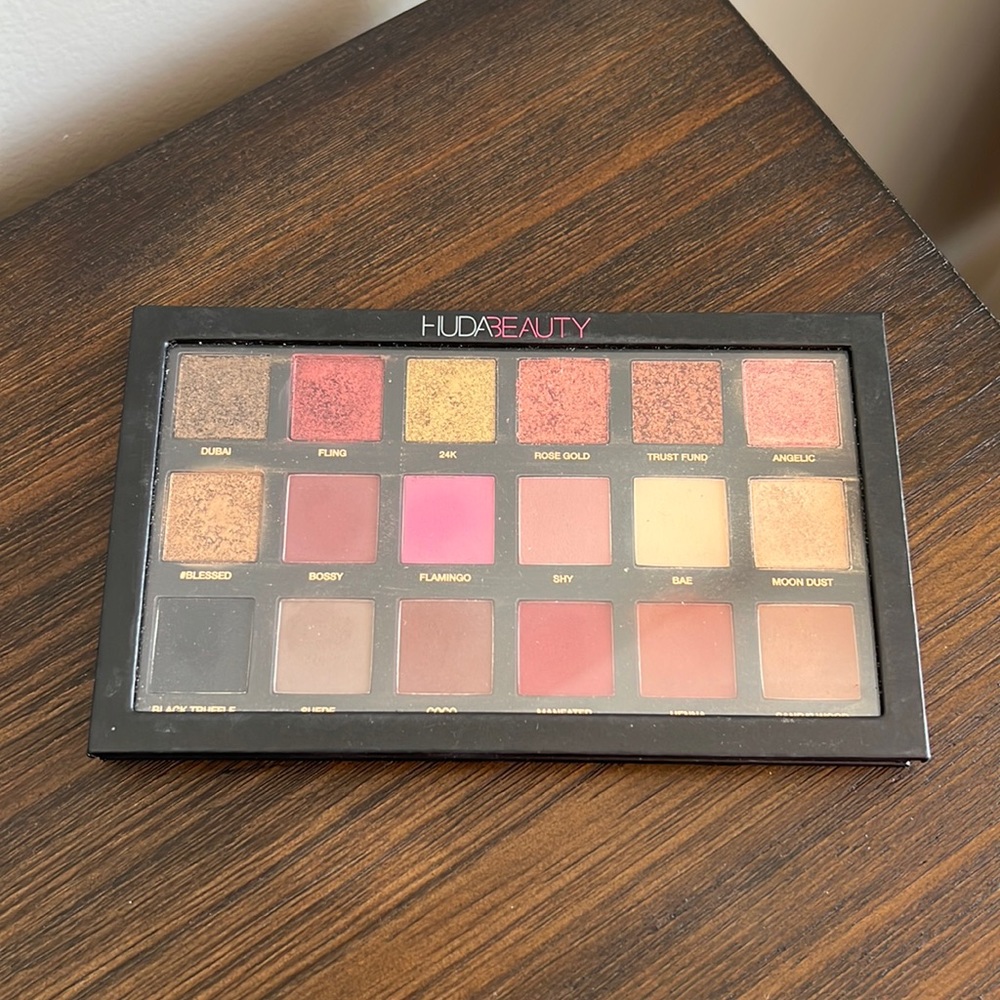 Huda Beauty eyeshadow palette rose gold edition